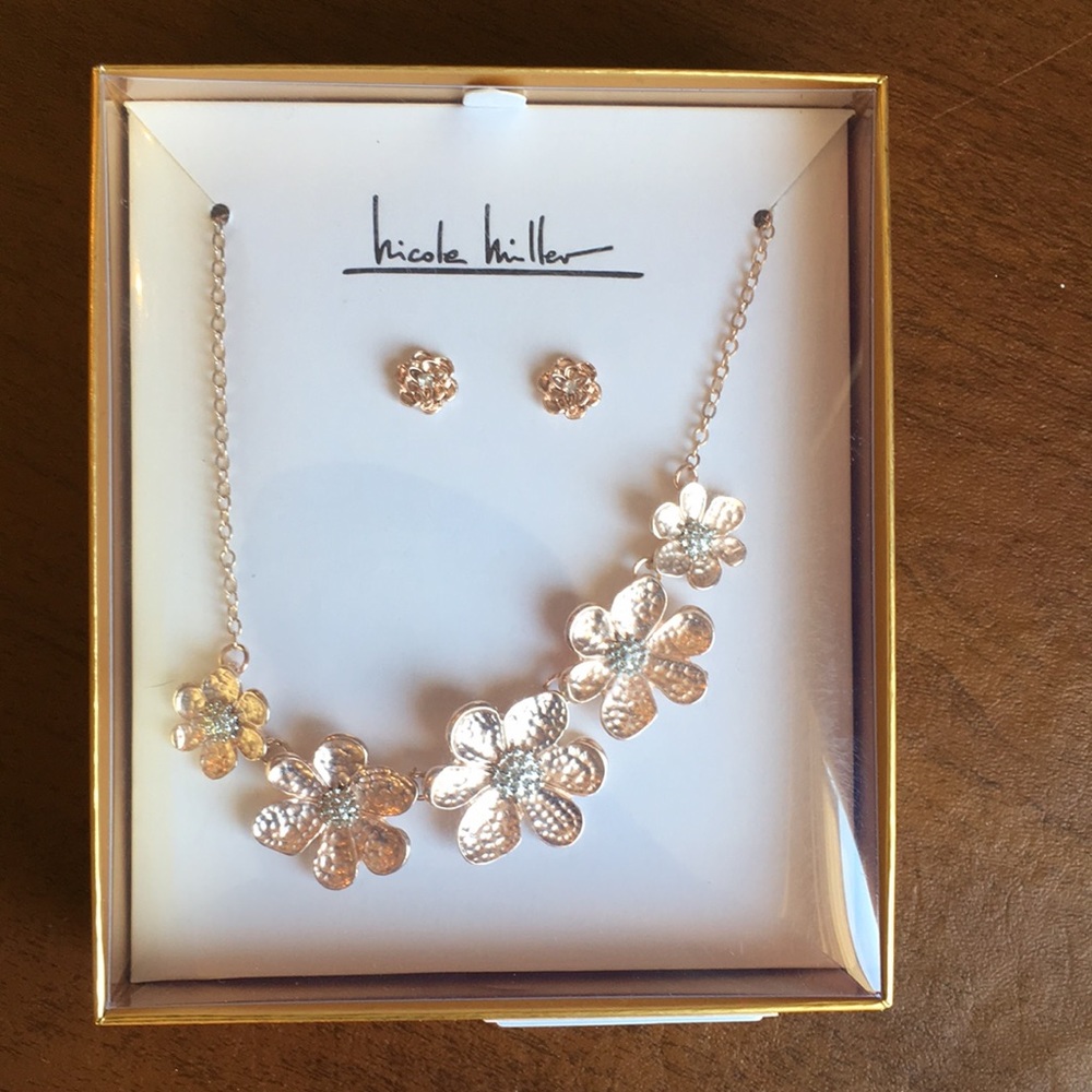 🍒2/$15 Nicole Miller Floral Necklace and Earring Set